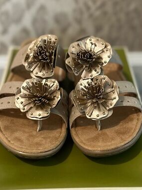 Naturalizer Jayda Women's Metallic Gold Floral Thong Sandals